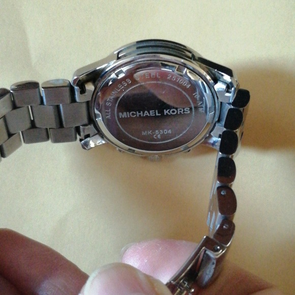 Michael Kors Women's Round Dial Medium Silver Quartz Watch Mk5076 - Picture 5 of 6